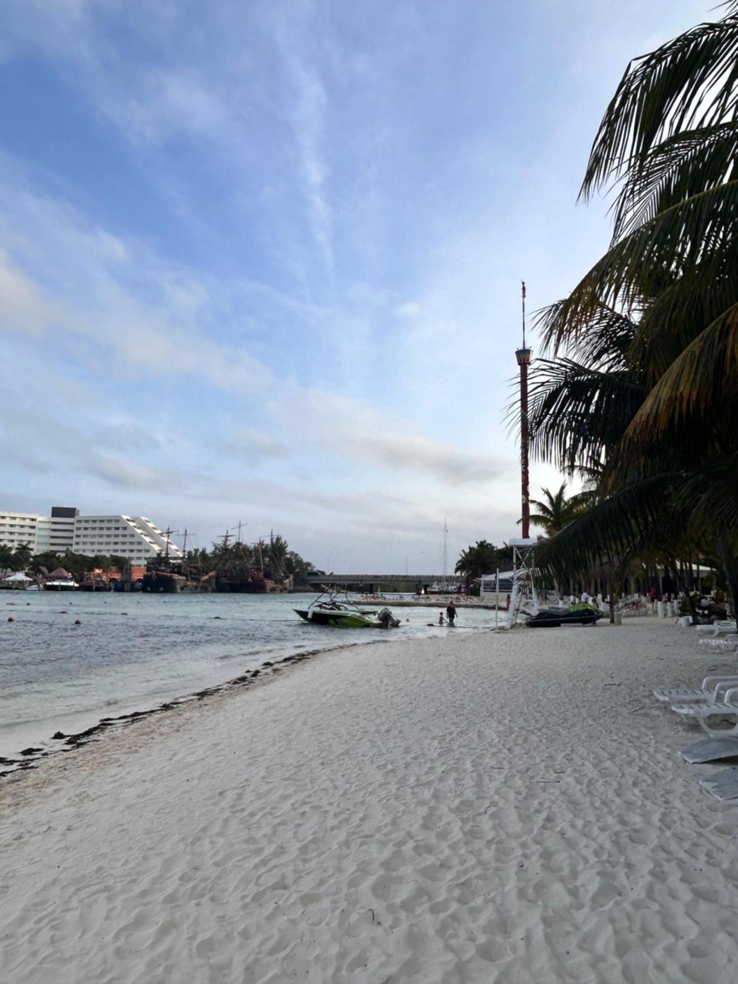 Front Beach Private Room With Shared Bathroom Cancún Buitenkant foto