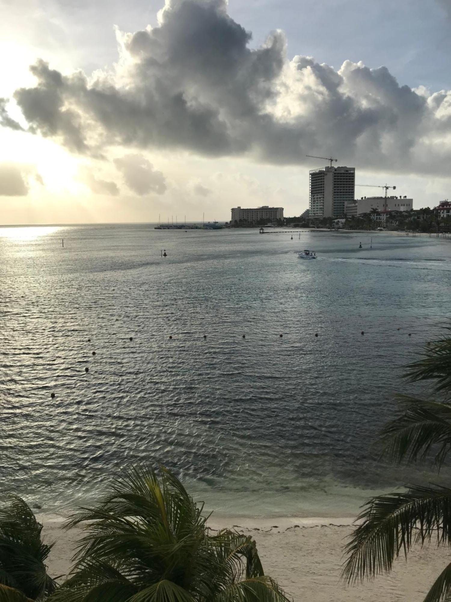 Front Beach Private Room With Shared Bathroom Cancún Buitenkant foto