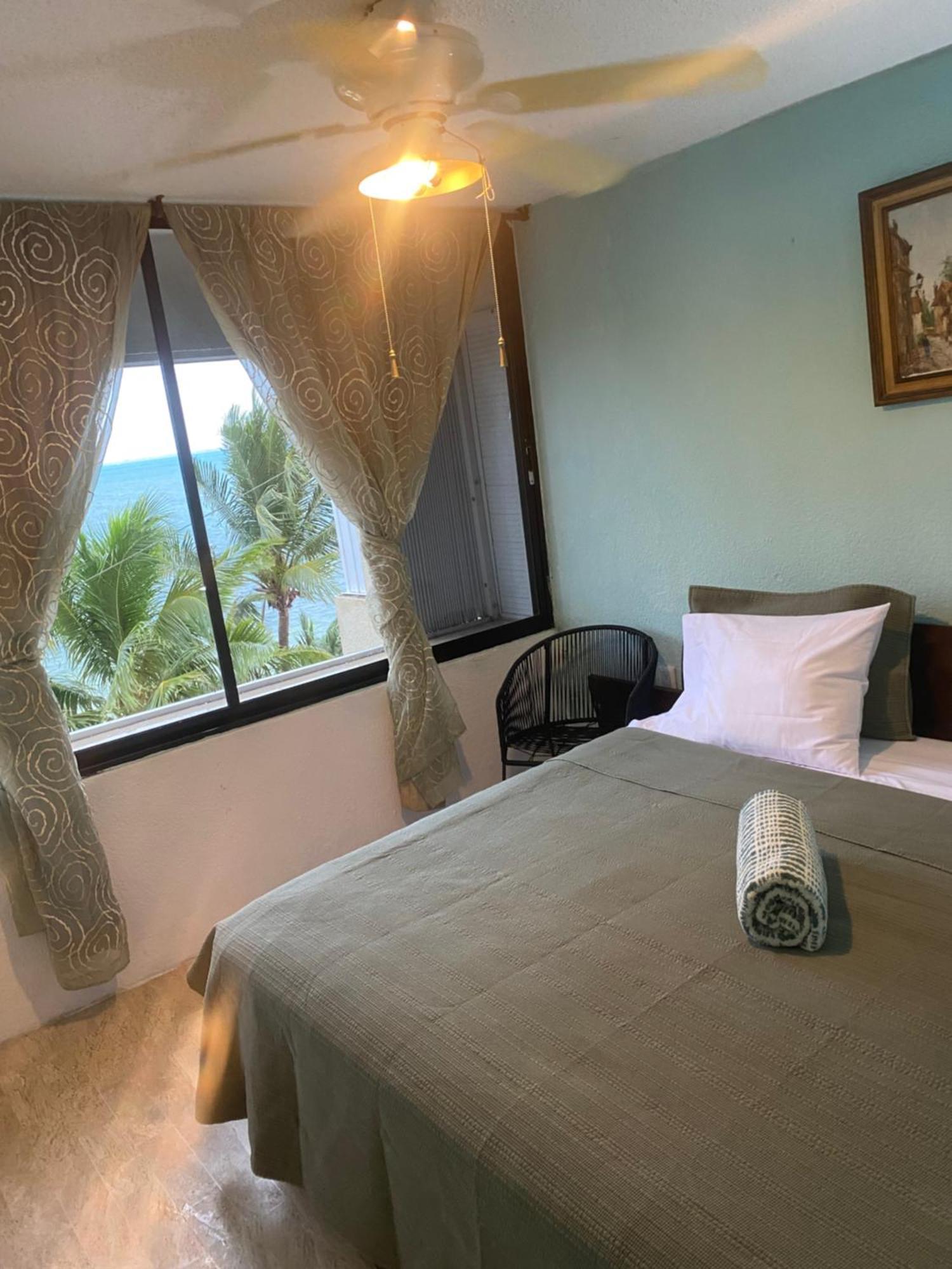 Front Beach Private Room With Shared Bathroom Cancún Buitenkant foto